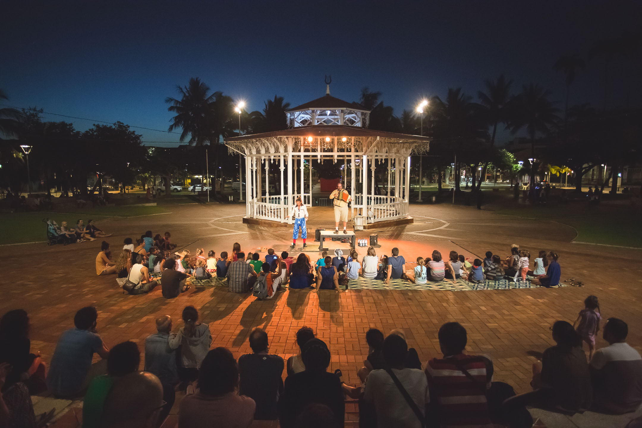 place des cocotiers nouméa féerie