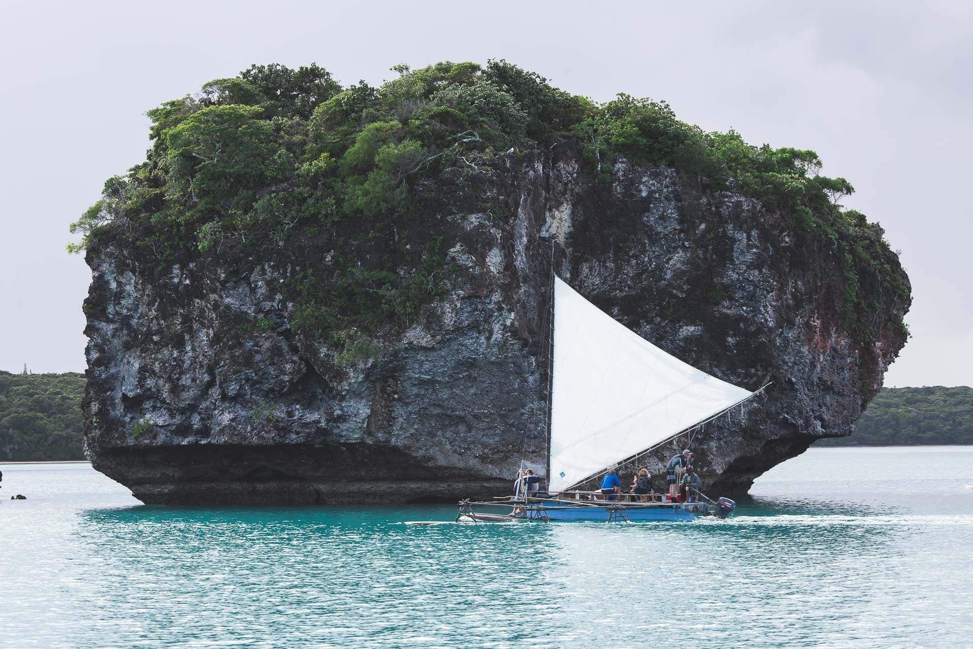 balade pirogue traditionnelle ile des pins baie upi