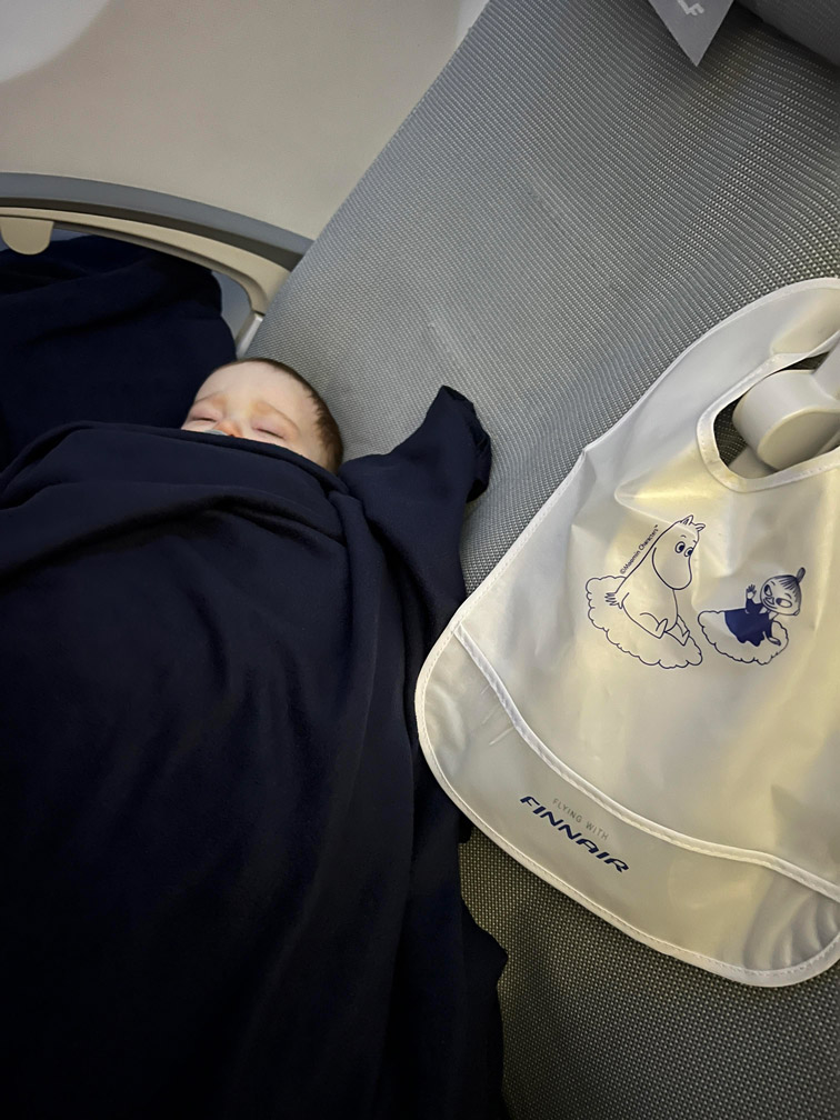 18 conseils pour prendre l'avion avec un bébé sur des vols long-courriers -  Un Jour en Calédonie